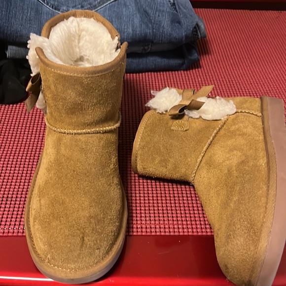 Gently used UGG Koolaburra Girls Boots size 3 or 5 - Picture 3 of 10